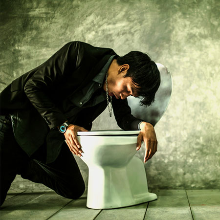 Мужчину рвёт над унитазом